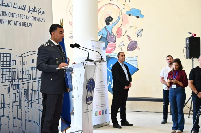 Le directeur général des FSI, le général Raed Abdallah, prononçant un discours lors de la cérémonie d'inauguration du premier centre de réhabilitation pour mineurs du Liban, à Baabda, le 28 mai 2025 .Photo : Mohammad Yassine / L'OLJ
