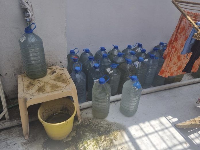 تعاني مراكز التوقيف في لبنان من انتهاكات لحقوق الإنسان، حيث تفتقر هذه المراكز لمصدر مياه شرب مؤمن بشكل كافي، وتواجه انقطاعاً دورياً في المياه، مما يؤثر على النظافة والصحة