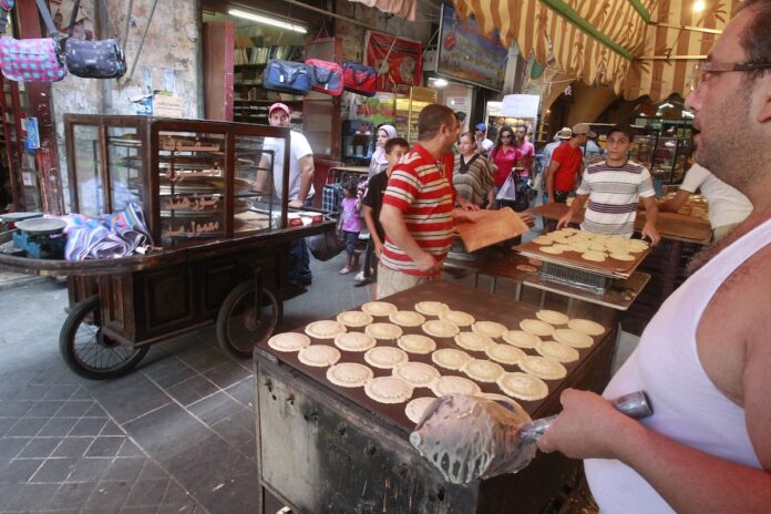 سوق الحلويات في  صيدا (تصوير حسن بحسون)