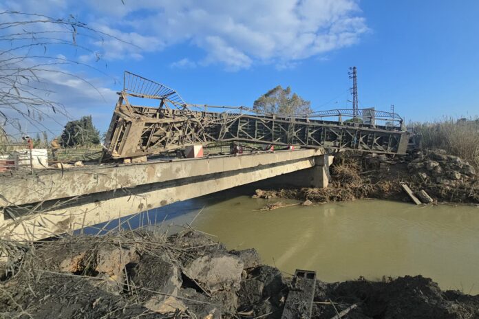 Une partie du pont de Qasmieh, gravement endommagée par une frappe aérienne israélienne menée le 8 avril 2026, photographiée le 9 avril ; ce pont est rattaché à un important axe routier reliant des villages du district de Tyr, dans le sud du Liban, à d'autres villes et villages situés plus au nord. © 2026 Kawnat Haju/AFP via Getty Images
