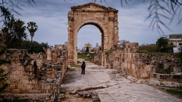 Inhabitants of Tyre, an ancient heritage site near the border with Israel, fled en masse following an evacuation order ahead of air strikes © Dimitar DILKOFF / AFP/File