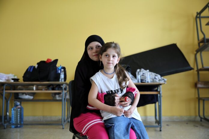 اليونيسف، صورة رقم UNI650257، «زينب، 14 عاماً، وفاطمة، 6 أعوام، نازحتان من بلدة سلعا في جنوب لبنان، في مدرسة رأس النبع الرسمية التي حُوِّلت إلى مركز إيواء في بيروت»، أيلول/سبتمبر 2024.